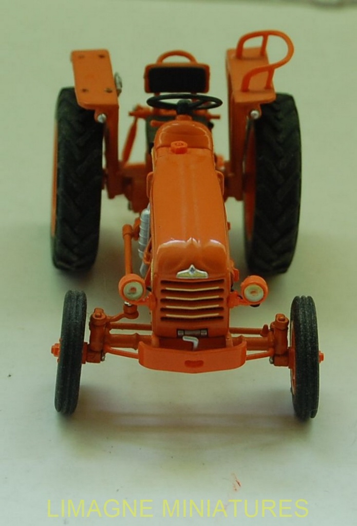 Maquette Tracteur UNIVERSAL HOBBIES – Renault D22 – Échelle 1/32 – Réf UH2676 – Neuf